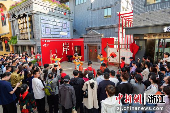市民游客观看表演。乐清市上北街商业运营管理有限公司供图