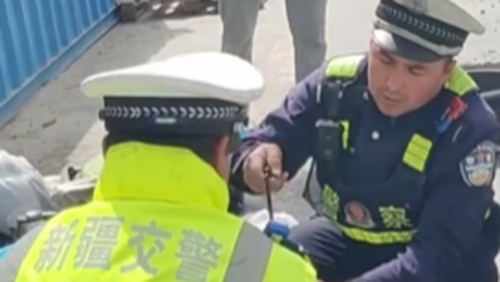 新疆乌恰：游客自驾游爆胎受困 交警一席话温暖人心