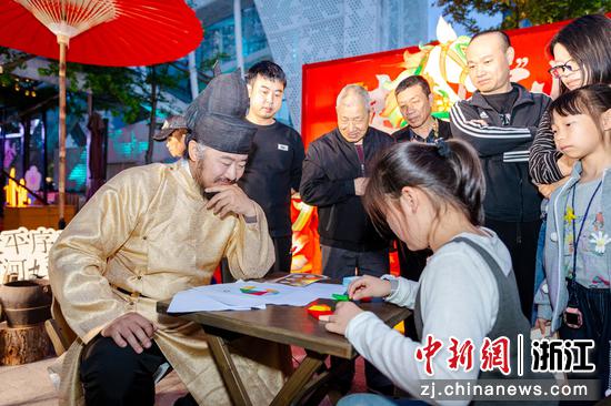 小朋友与古装NPC互动。&nbsp;王艺瑾&nbsp;摄