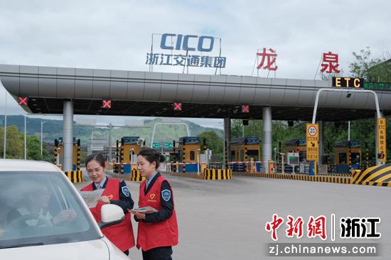 “瓷玫瑰”志愿服务队为过往司乘提供旅游指引服务。管莹莹 摄 “瓷玫瑰”志愿服务队为过往司乘提供旅游指引服务。管莹莹 摄