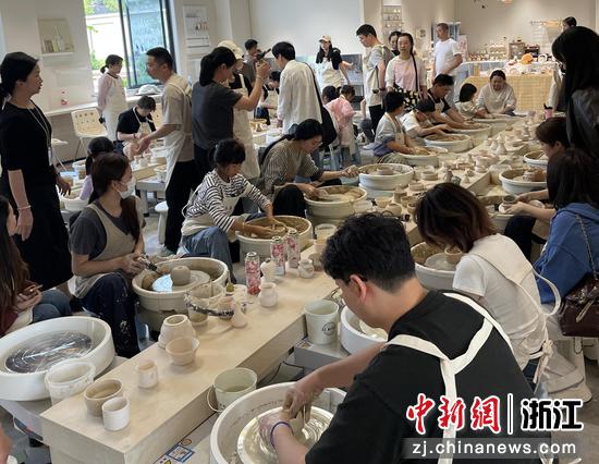 游客在龙泉体验青瓷拉坯感受非遗魅力。尚唐 摄 游客在龙泉体验青瓷拉坯感受非遗魅力。尚唐 摄