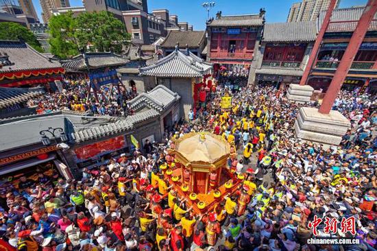 5月8日,天后出巡散福暨天津皇会展演在天津古文化街举行,吸引众多两岸信众及游客参与。 中新社记者 佟郁 摄 5月8日,天后出巡散福暨天津皇会展演在天津古文化街举行,吸引众多两岸信众及游客参与。 中新社记者 佟郁 摄