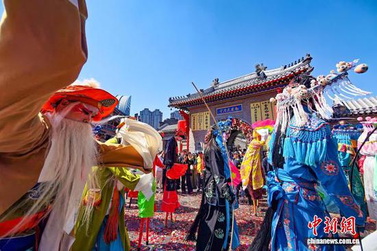 图为花会展演。中新社记者 佟郁 摄 图为花会展演。中新社记者 佟郁 摄