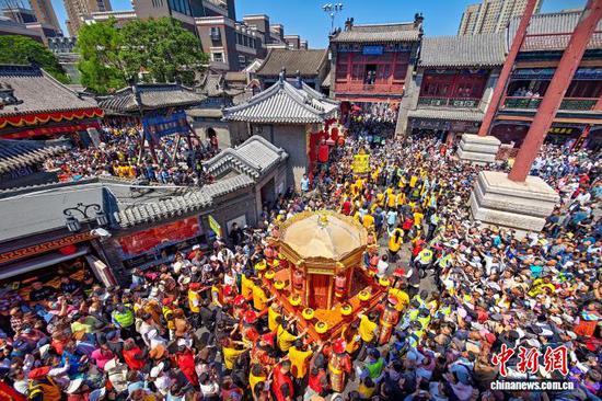 图为天后出巡散福。中新社记者 佟郁 摄 图为天后出巡散福。中新社记者 佟郁 摄