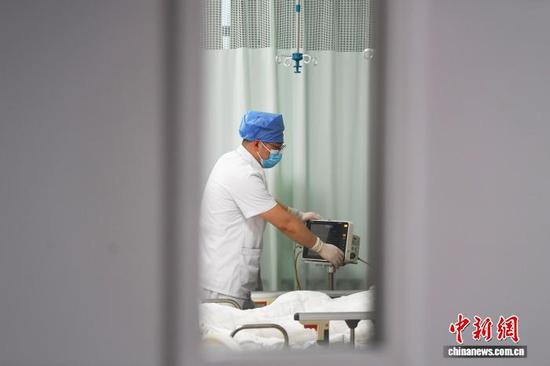 5月8日，贵阳市南明区人民医院急诊治疗室护士欧伟正在为病人进行心电监护。赵松 摄