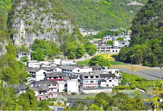 万峰林民宿依山而建。 贵州日报天眼新闻记者 唐波 摄