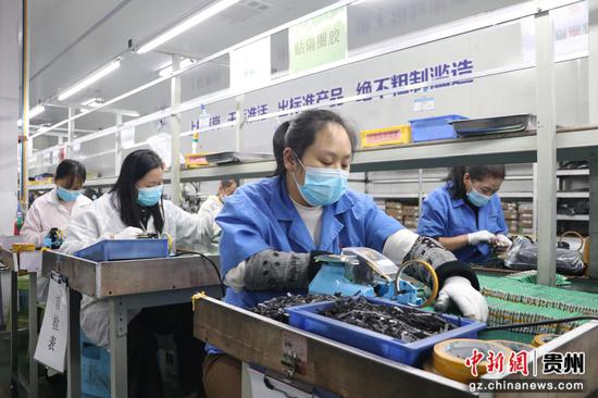 贵州贵航新能源科技有限公司1期生产车间 工人正在赶制订单。 邱雪 摄