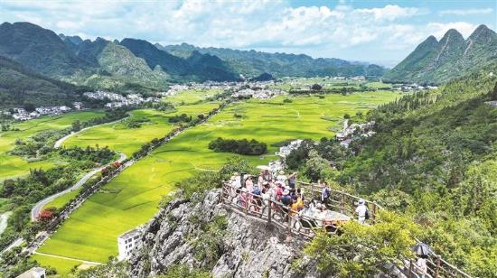 游客在万峰林景区观赏游玩。 贵州日报天眼新闻记者 刘朝富 摄