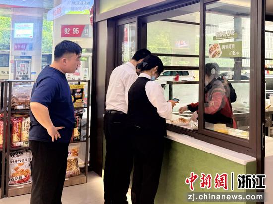 司乘在“小满智厨工坊”订餐。浙江高速石油&nbsp;供图