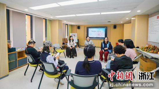 花西子女性守护热线母亲节公益团辅现场。花西子供图