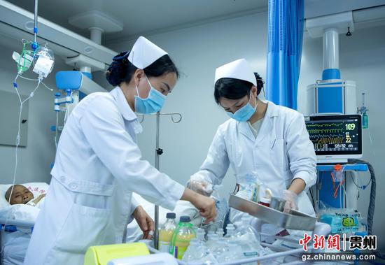 2026年5月12日，在贵州省黔西市人民医院急诊科，护士为患者准备输液准备。