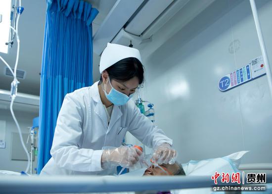 2026年5月12日，在贵州省黔西市人民医院急诊科，护士为患者进行护理。