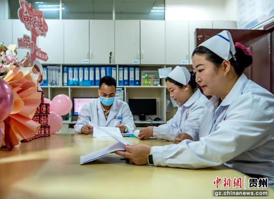 2026年5月12日，在贵州省黔西市人民医院，护士查看患者资料。
