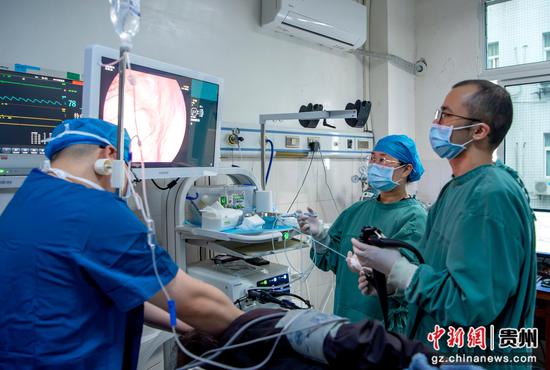 2026年5月12日，在贵州省黔西市人民医院消化内科，医护人员为患者进行胃镜手术。