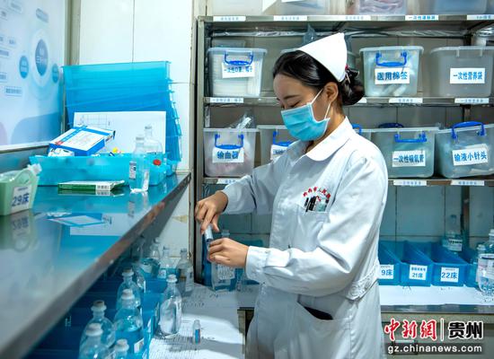 2026年5月12日，在贵州省黔西市人民医院急诊科，护士为患者准备输液准备。