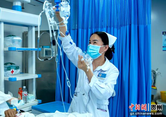 2026年5月12日，在贵州省黔西市人民医院急诊科，护士为患者进行输液。
