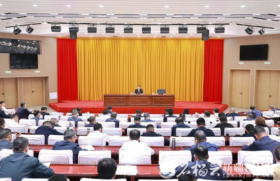 5月11日，自治区党委书记陈小江为第二期县市区党政正职培训班授课。石榴云/新疆日报记者 崔志坚摄e