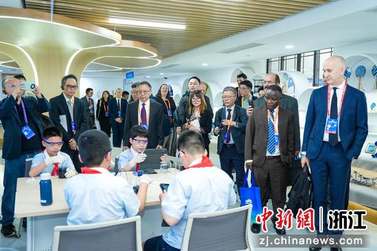 参观者参观春晖小学。&nbsp;海亮科服&nbsp;供图