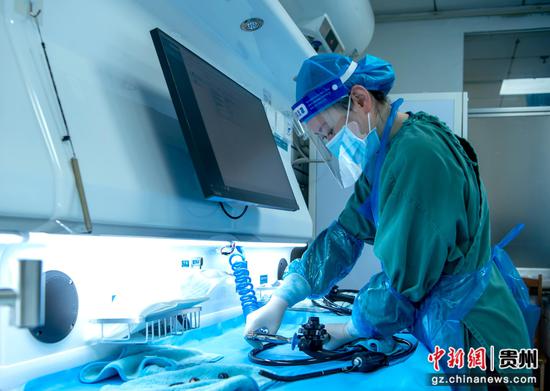 2026年5月12日，在贵州省黔西市人民医院消化内科，护士清洗胃镜器材。