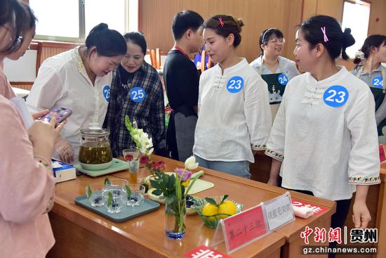 剑河县民族中医院“5.12”护士节主题活动，健康调饮作品设计比赛现场。