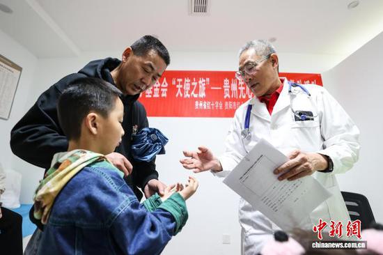 图为专家为儿童进行筛查。中新社记者 瞿宏伦 摄