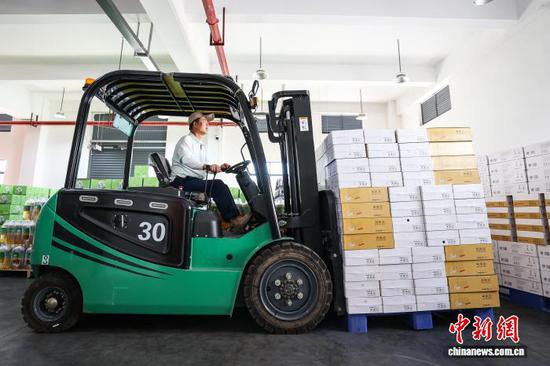 5月13日，在贵州省黔西南布依族苗族自治州兴义市的一家饮品企业车间内，精酿啤酒生产线高效运行，全力保障发往缅甸的订单按时交付。据悉，2026年1月至今，该企业累计出口订单达4.6万件，货值超270万元人民币。中新社记者 瞿宏伦 摄