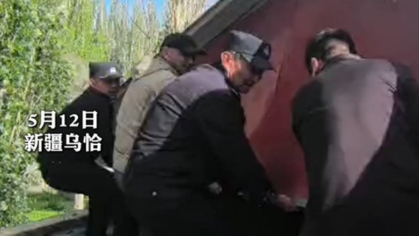 新疆乌恰：大风吹歪屋顶 民辅警徒手帮民众加固