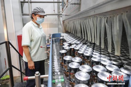 5月13日，在贵州省黔西南布依族苗族自治州兴义市的一家饮品企业车间内，精酿啤酒生产线高效运行，全力保障发往缅甸的订单按时交付。据悉，2026年1月至今，该企业累计出口订单达4.6万件，货值超270万元人民币。中新社记者 瞿宏伦 摄