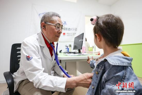 5月12日，“天使之旅”——2026年贵州先心病患儿筛查救助行动在贵州省贵阳市观山湖区启动。此次活动为期5天，中国红十字基金会携手淄博世博高新医院对贵州省贵阳市、黔西南州兴义市等地的适龄儿童进行先心病筛查，将为符合手术指征的孩子进行免费手术治疗。图为专家为儿童进行筛查。中新社记者 瞿宏伦 摄