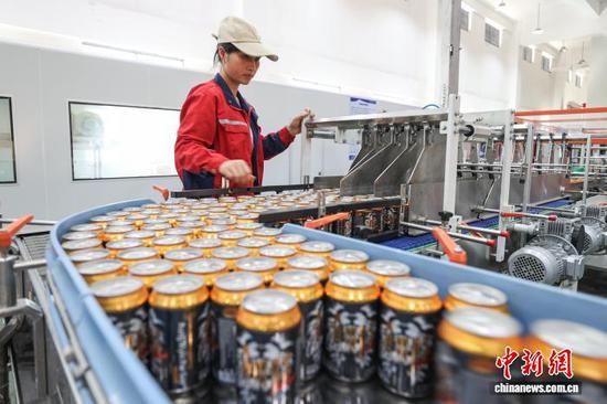 5月13日，在贵州省黔西南布依族苗族自治州兴义市的一家饮品企业车间内，精酿啤酒生产线高效运行，全力保障发往缅甸的订单按时交付。据悉，2026年1月至今，该企业累计出口订单达4.6万件，货值超270万元人民币。中新社记者 瞿宏伦 摄