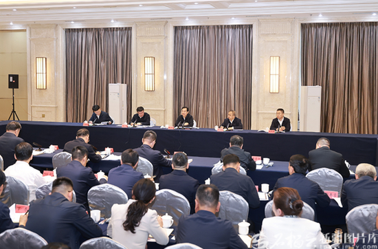 5月13日，自治区党委书记陈小江在伊宁市主持召开文旅工作座谈会。天山网-新疆日报记者 崔志坚摄e