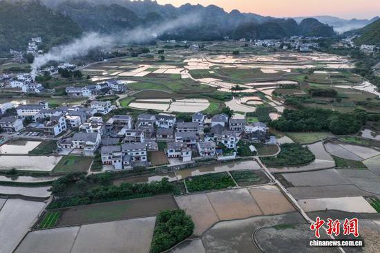 贵州兴义：万峰林水田宛如天然“调色板”