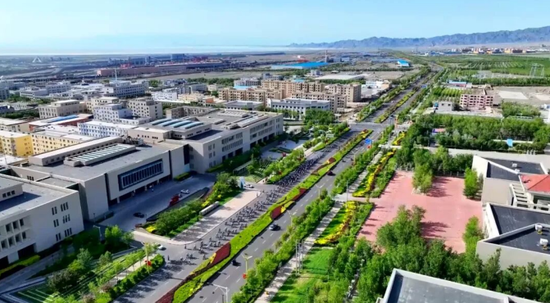 第十七届环赛里木湖（国际）公路自行车赛，骑手飞驰在阿拉山口市友好路。宋玉龙 摄e