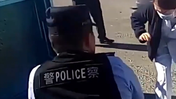 新疆塔城：三轮车侧翻伤者意识模糊 民警坚持呼喊多遍“别睡”