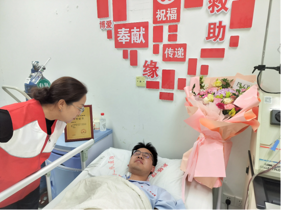 图为安小奇（化名）在医院采集造血干细胞。