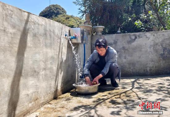 图为海拔超2200米的贵州省毕节市赫章县妈姑镇小水井村村民在家门口用上了自来水。记者 周燕玲