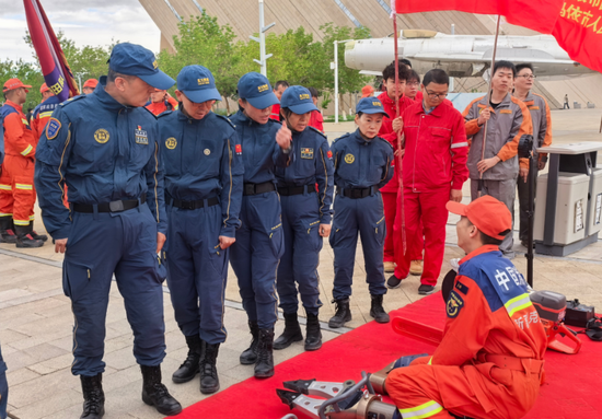 5月12日，活动现场设立应急救援装备展示区，工作人员详细讲解各类装备功能用途、适用场景与操作规范。克拉玛依融媒记者 秦菱鸽 摄1