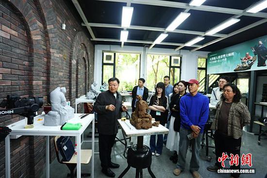 图为天津泥人张彩塑大师班现场,陈毅谦(左)为学员讲解泥塑创作要点。 记者 周亚强 摄 图为天津泥人张彩塑大师班现场,陈毅谦(左)为学员讲解泥塑创作要点。 记者 周亚强 摄