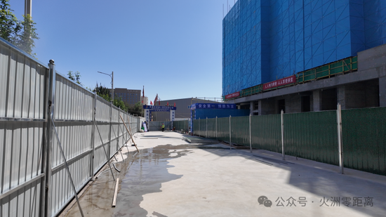 施工现场道路实现全部硬化。施工楼体外围全面采用钢板防护网。薛子扬 摄