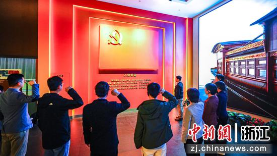4月10日，浙江大学求是领航工作站在站教师走进上海市中共一大纪念馆。（浙江大学供图）