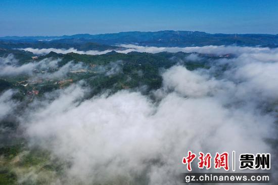 拍摄于贵州省黔南州贵定县盘江镇的云海景观。