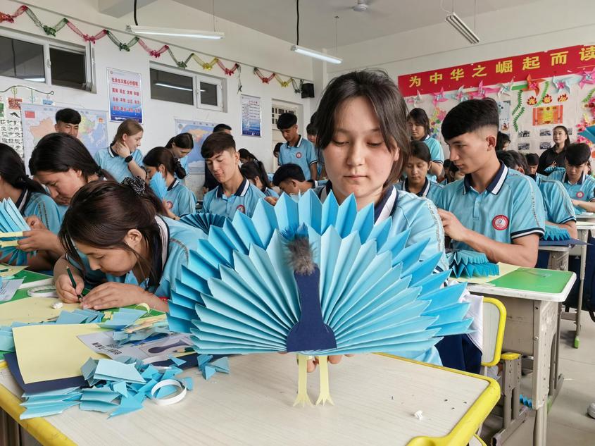 沉浸式体验 非物质文化遗产海派木偶走进巴楚校园