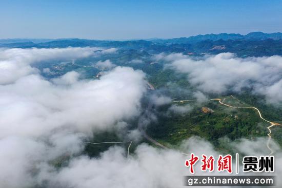 透过云层拍摄的贵州省黔南州贵定县盘江镇乡村美景。