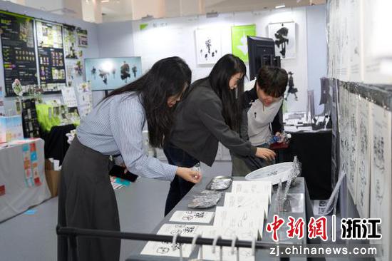 近日，浙江理工大学艺术与设计学院“轻舟向远，不止于行”2026届毕业设计作品展现场。（浙江理工大学供图）