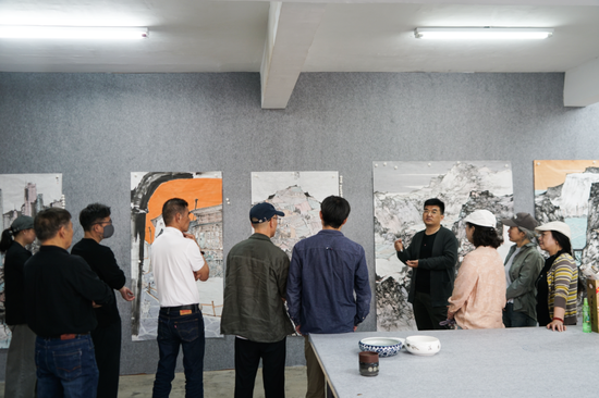 学员们专注聆听绘画技巧