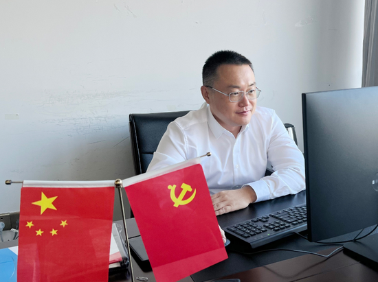 孙逊在工作中。（图片由市委组织部提供）