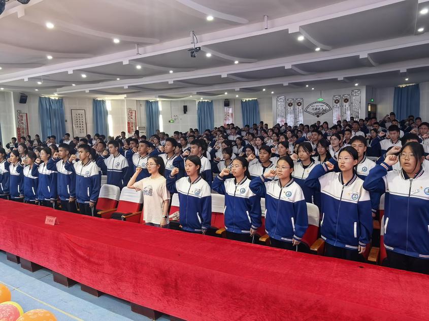 巴楚县第二中学举行新团员入团仪式