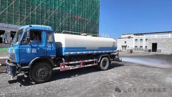 洒水车对施工路面循环洒水。薛子扬 摄