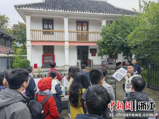 2025年10月，浙大第五期“双专”干部走进“文军长征”历史现场。（浙江大学供图）