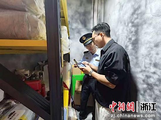 在上虞“美人弄”，工作人员（左）检查某小店规范经营。吴颖峰&nbsp;摄